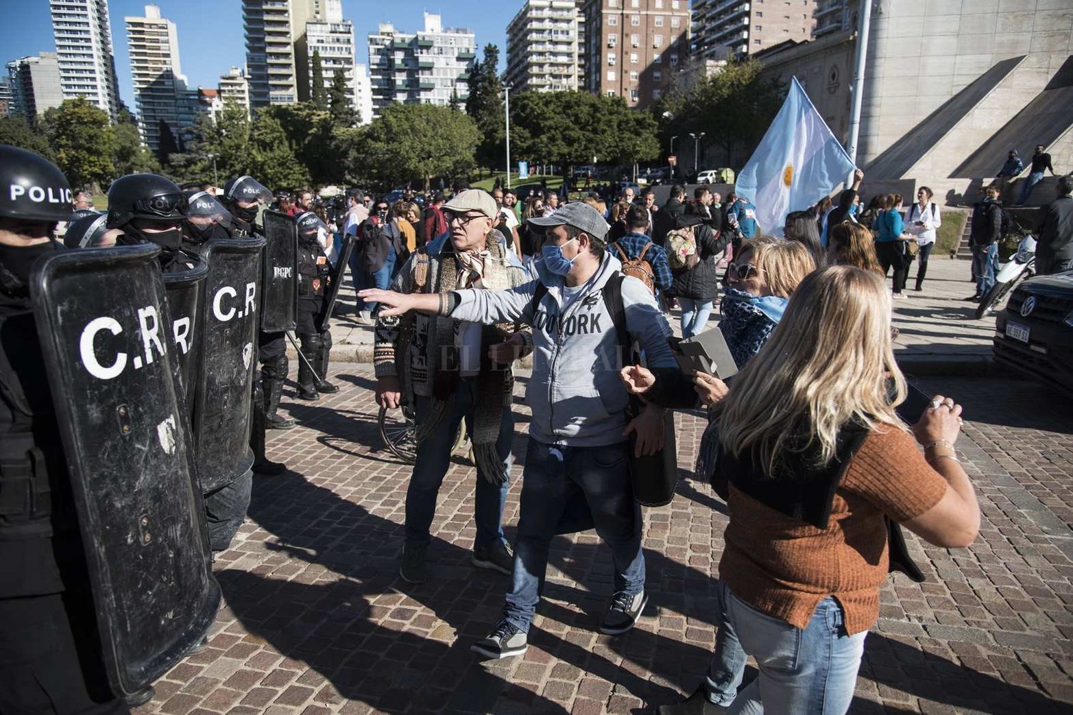 Un grupo numeroso de personas se manifestó en la zona del Monumento en contra de las medidas de aislamiento social que rigen hasta el 30 de junio. La Policía de la Provincia logró despejar la zona y se llevó detenidas a una veintena de personas.