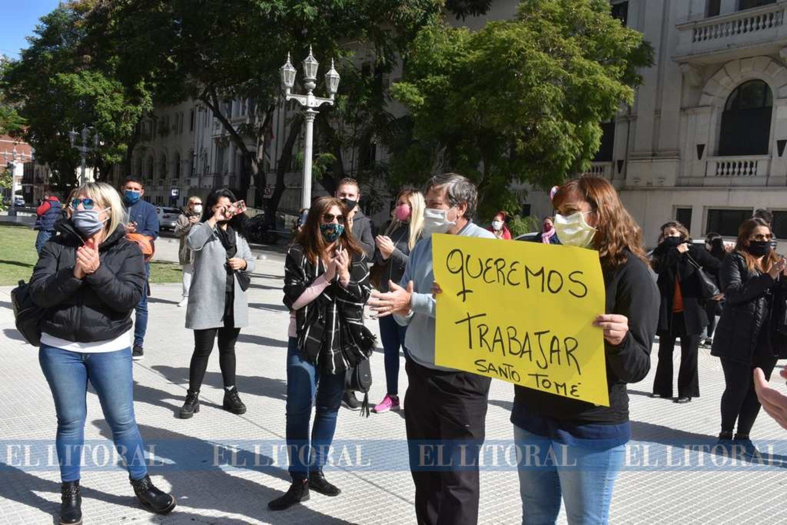 Crítica situación. Comerciantes y empresarios locales se autoconvocaron frente a la casa de Gobierno hoy a mediodía.