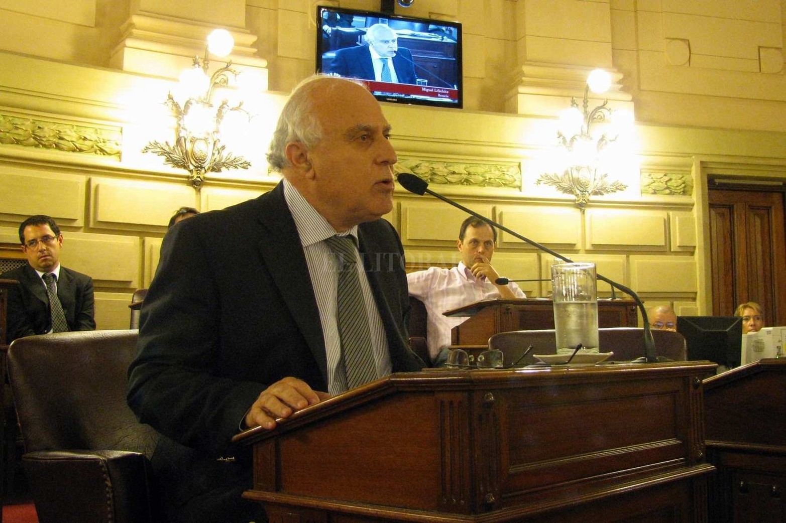 6 de diciembre de 2013. El senador provincial Miguel Lifschitz hablando en una sesión.