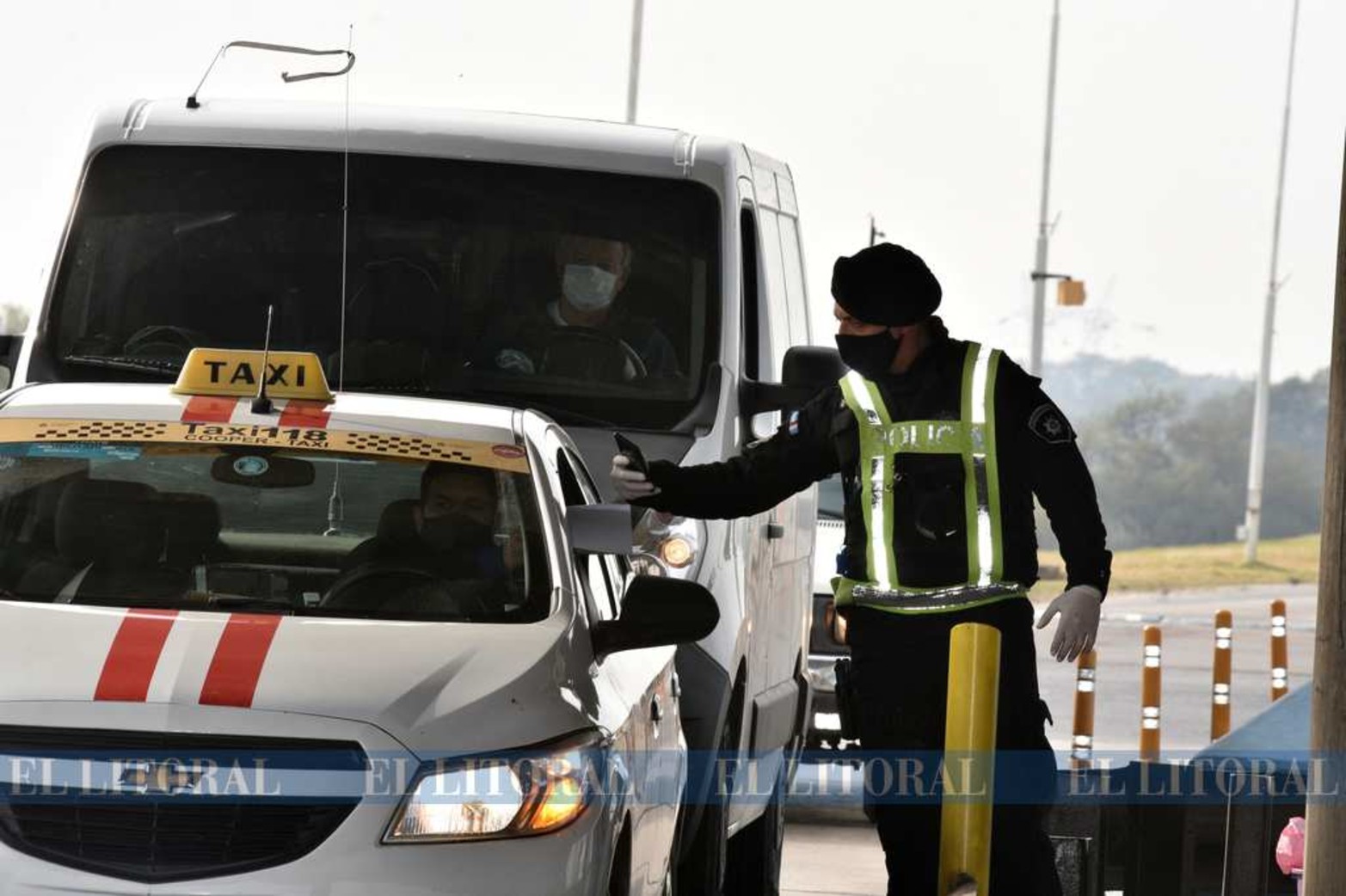 En el túnel Subfluvial no se exige el análisis de isopado por 72 horas. Sí, el control ahora es uno por uno los autos y camiones. Está también la Cruz Roja en los controles junto a la Policía de Seguridad Vial de provincia.