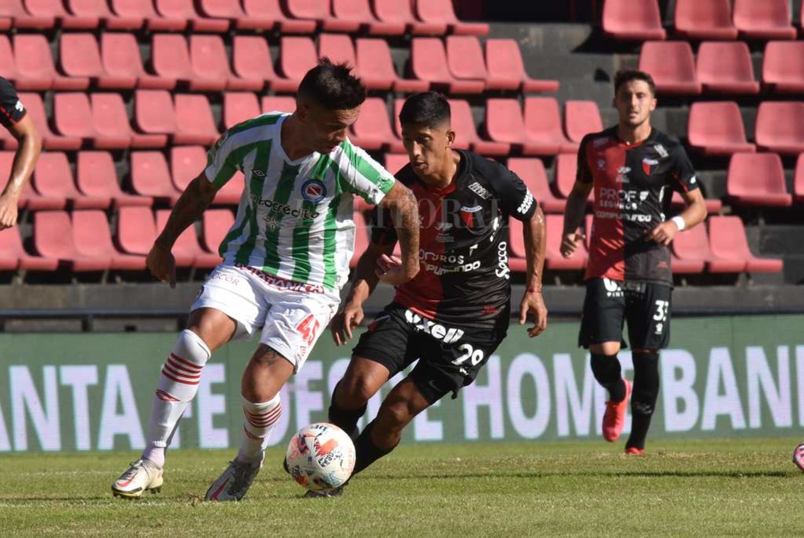 Colón empató 0 a 0 con Argentino y sigue invicto y puntero en el torneo de la liga profesional de fútbol.