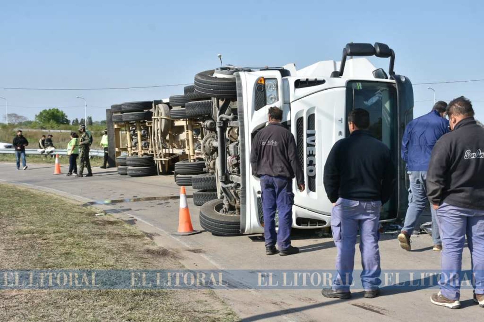 El chofer salió ileso. El camión y acoplado que se utiliza para transportar alimentos balanceados para la avicultura, volcó en uno de los rulos que une la circunvalación Oeste y la ruta 70.