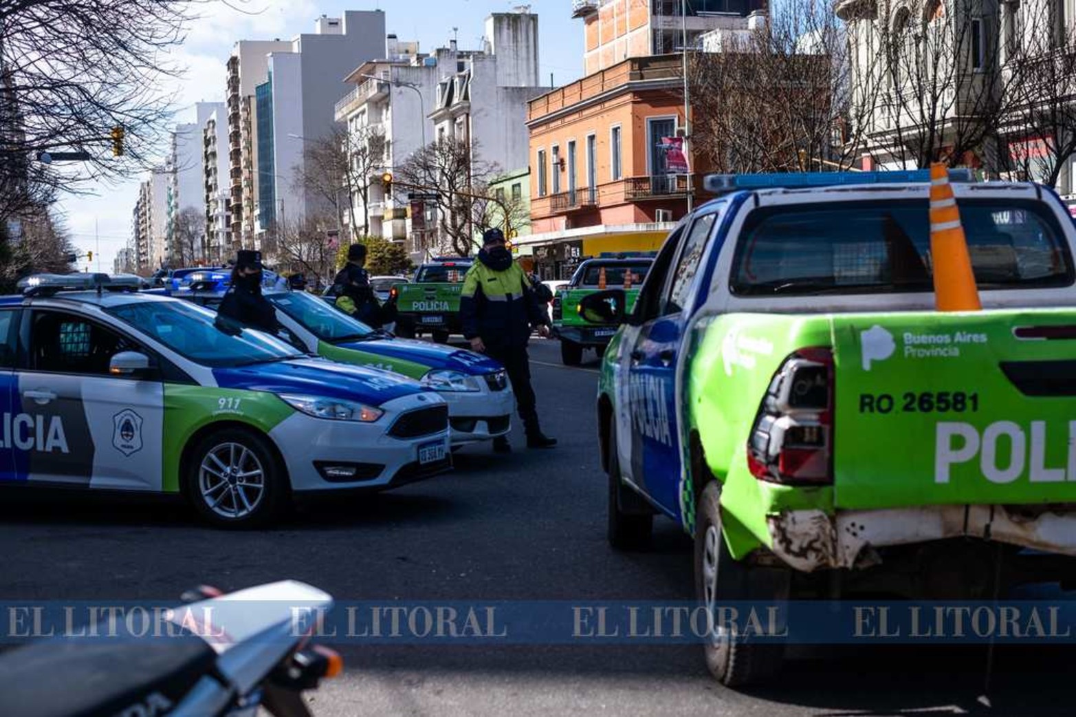 La policía de la provincia de Buenos Aires reclama aumento de sueldo. Al ser una institución sin representación gremial, usaron los propios móviles oficiales para llevar adelante la protesta.