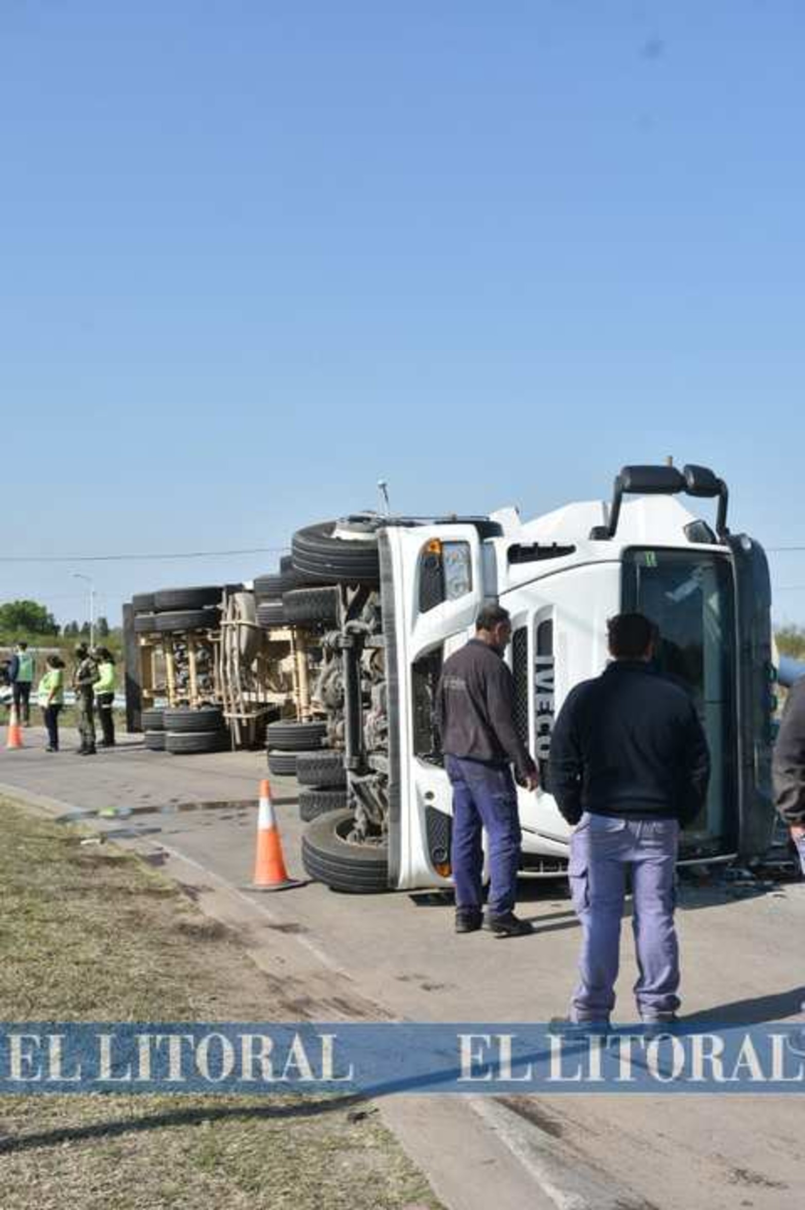 El chofer salió ileso. El camión y acoplado que se utiliza para transportar alimentos balanceados para la avicultura, volcó en uno de los rulos que une la circunvalación Oeste y la ruta 70.
