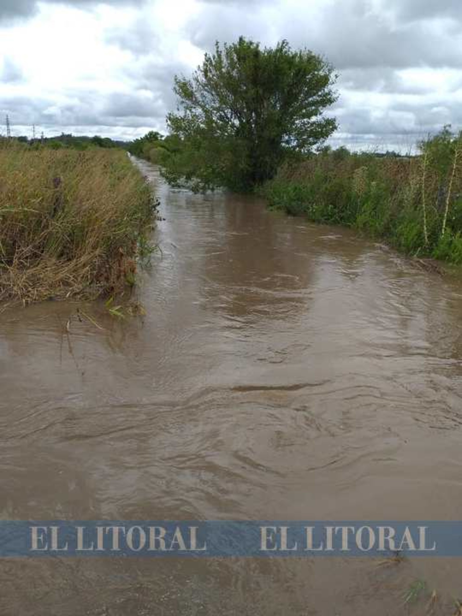 En la localidad de Nelsón, a 40 km. al norte de la capital, se vio desbordada por la torrencial lluvia.