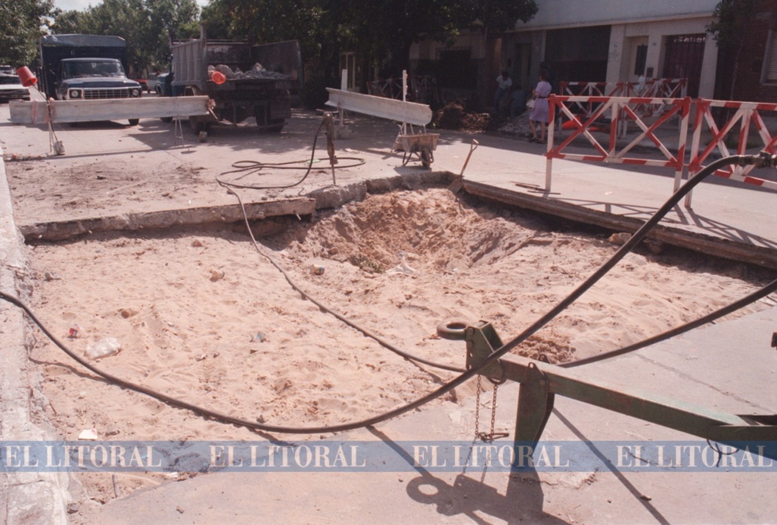 Los hundimientos en esta zona son frecuentes. Desde la década del 70, el socavón de Urquiza y Cándido Pujato viene 'derrumbando' cada intento de reparación y generando insistentes e históricos reclamos de los vecinos.