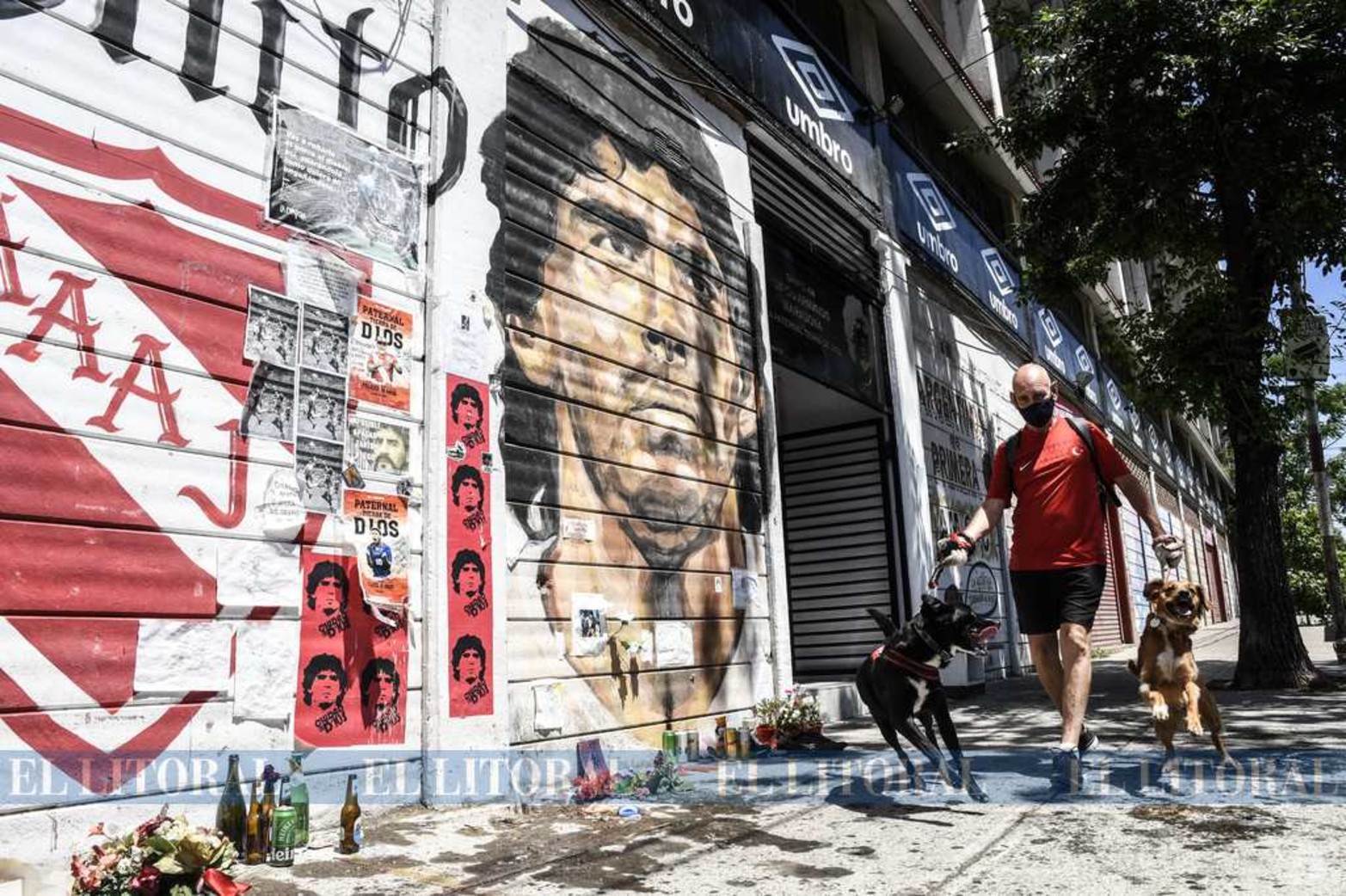 El santuario de Diego Maradona en Buenos Aires, en el barrio de La Paternal, se transforma en un punto de encuentro para calmar el dolor y donde día a día la gente deja su tributo al ídolo.