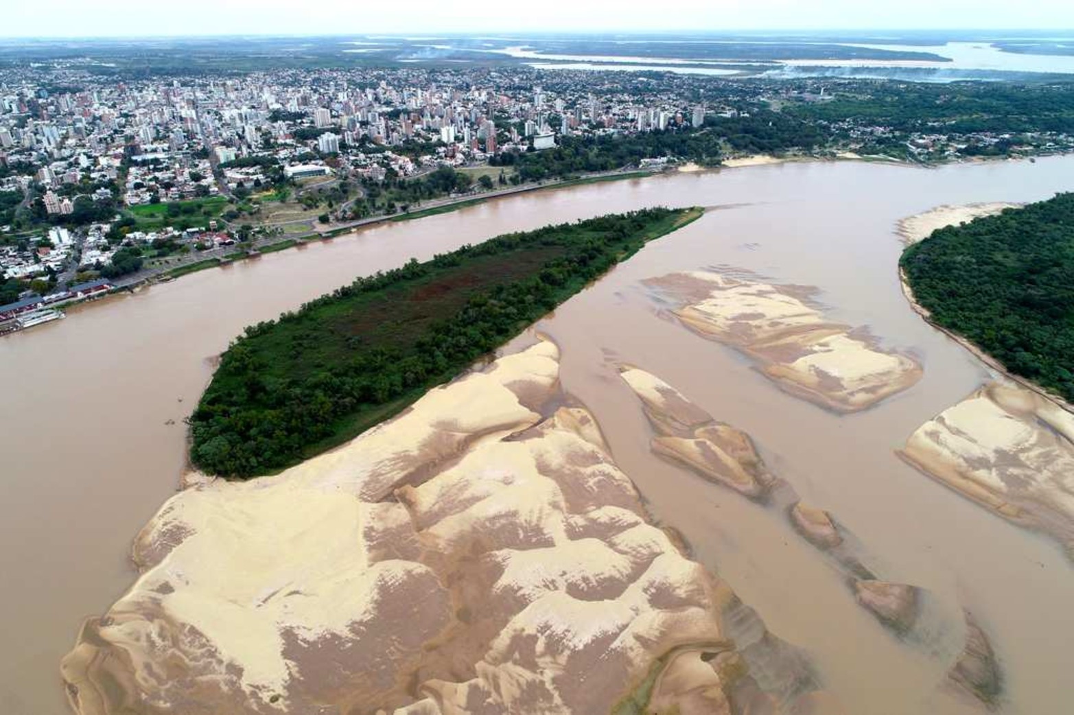 La ciudad, el río y la bajante histórica. El registro gráfico es del pasado 14 de mayo cuando un equipo del diario El Litoral visitó la ciudad.
