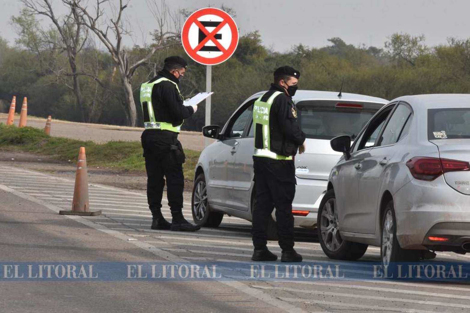 En el túnel Subfluvial no se exige el análisis de isopado por 72 horas. Sí, el control ahora es uno por uno los autos y camiones. Está también la Cruz Roja en los controles junto a la Policía de Seguridad Vial de provincia.