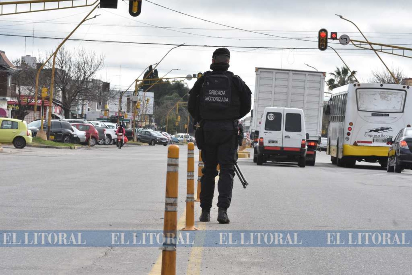 Operativos sorpresa. Para prevenir el delito la policía de la provincia, con estadísticas de circulación de personas y robos -según indicaron a los medios-, implementó retenes de control para identificar personas en diferentes arterias y horarios.