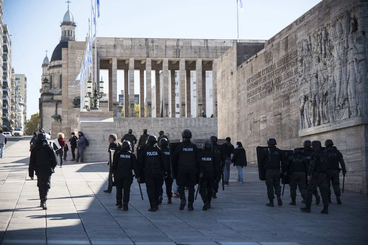 Un grupo numeroso de personas se manifestó en la zona del Monumento en contra de las medidas de aislamiento social que rigen hasta el 30 de junio. La Policía de la Provincia logró despejar la zona y se llevó detenidas a una veintena de personas.