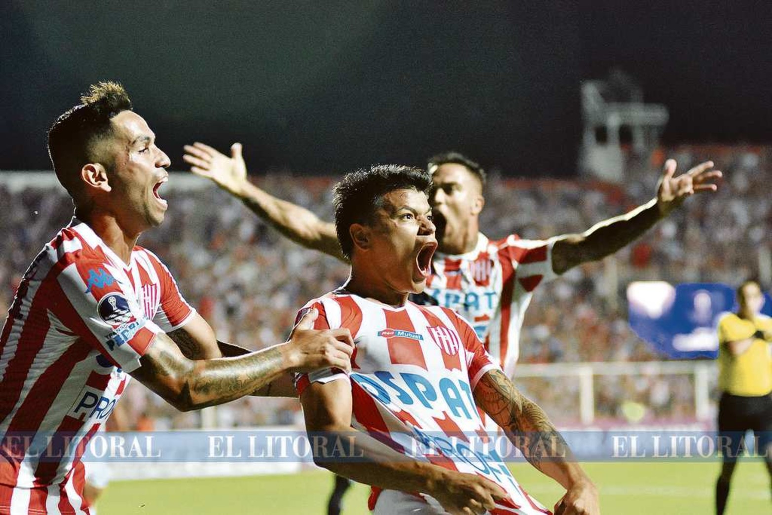 6 de febrero. Walter Bou y Gabriel Carabajal festejan el gol ante el poderoso Mineiro de Brasil en el partido de ida por la Copa Sudamericana.