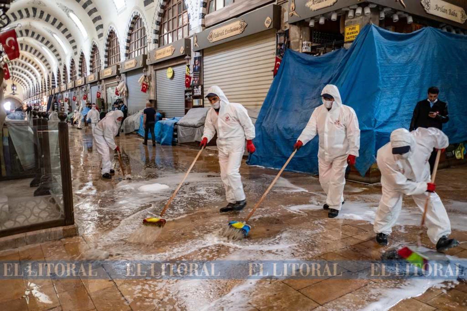 Estambul, Turquía. Trabajadores municipales desinfectando el Bazar de las Especias, uno de los lugares turísticos más importantes, previo a su reapertura la próxima semana. El bazar abrirá sus puertas el 1 de junio como parte de la normalización de las restricciones por COVID-19 en el país.