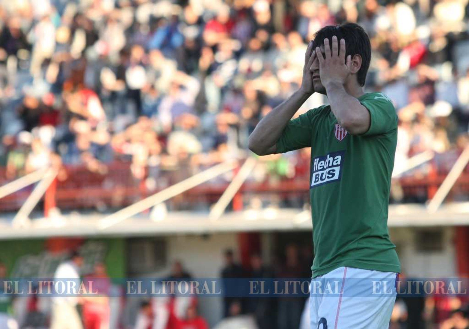 Paulo Rosales, se lamenta una oportunidad clara de gol en el segundo tiempo.