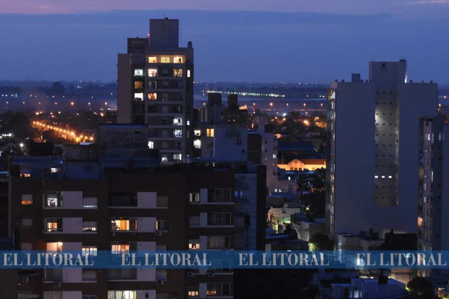 El aislamiento en los edificios. Las miles de ventanas de los departamentos le dieron otra característica al atardecer santafesino.