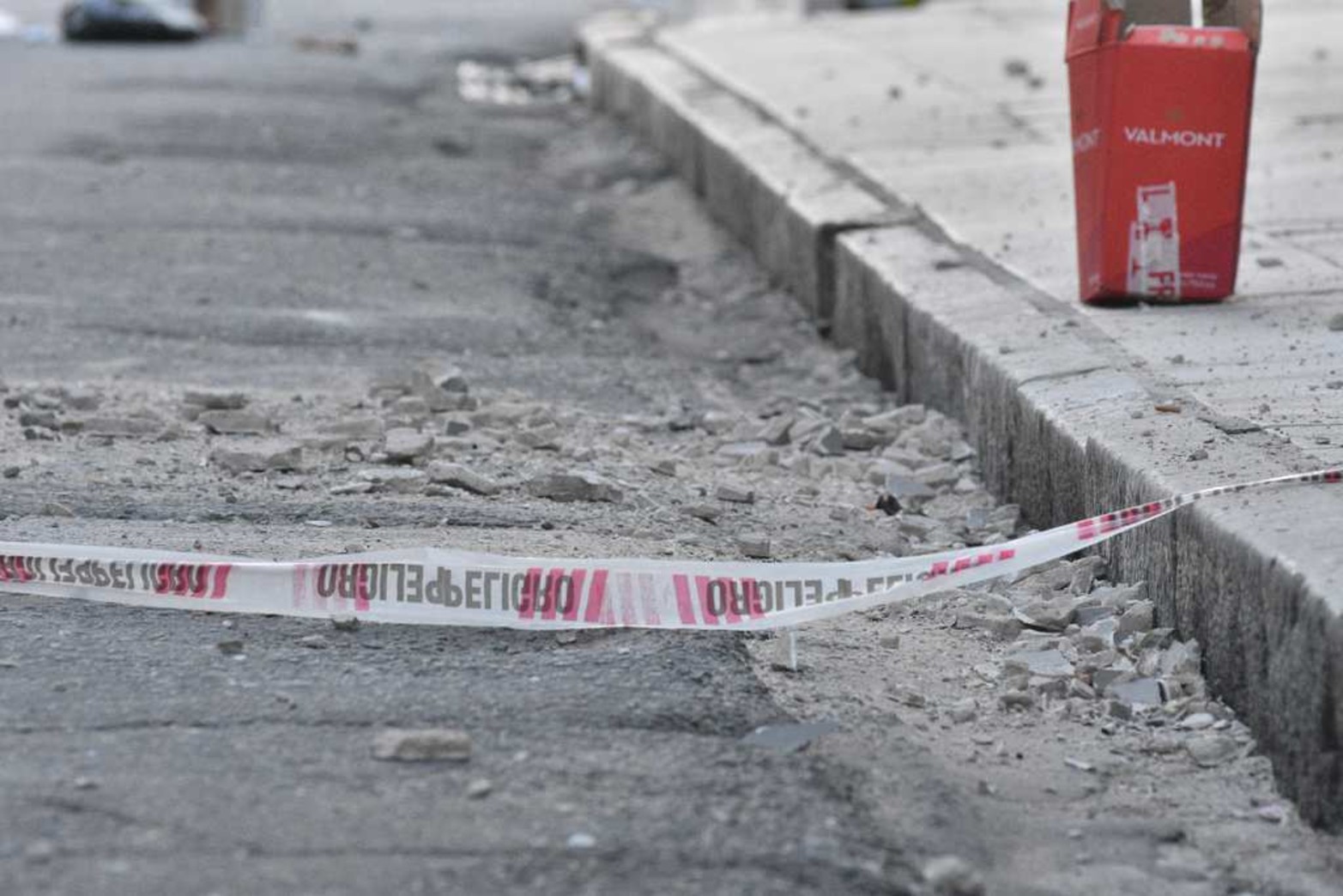 Tucumán y Rivadavia. Por calle Tucumán se ven los escombros que cayeron.