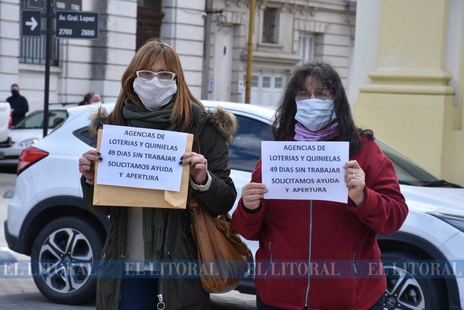 Crítica situación. Comerciantes y empresarios locales se autoconvocaron frente a la casa de Gobierno hoy a mediodía.