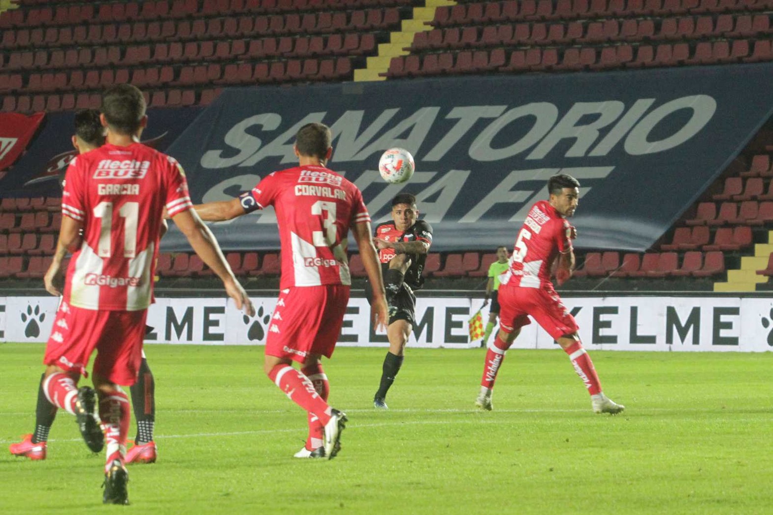 El gol de Colón escena 1. Facundo Farías la toma en el área grande y saca un defectuoso disparo que cae a los pies del hábil defensor Rafael Delgado que definió muy bien. Era el 1 a 0 en el final del primer tiempo.