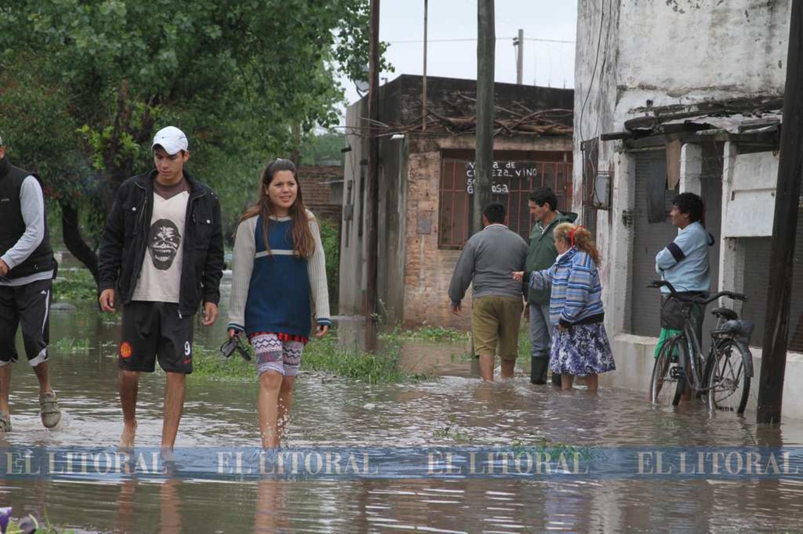 Sufre con el agua de lluvia. Por su ubicación geográfica de laguna, el barrio en cada chaparrón sufre las consecuencias de que ingrese agua a sus casas.