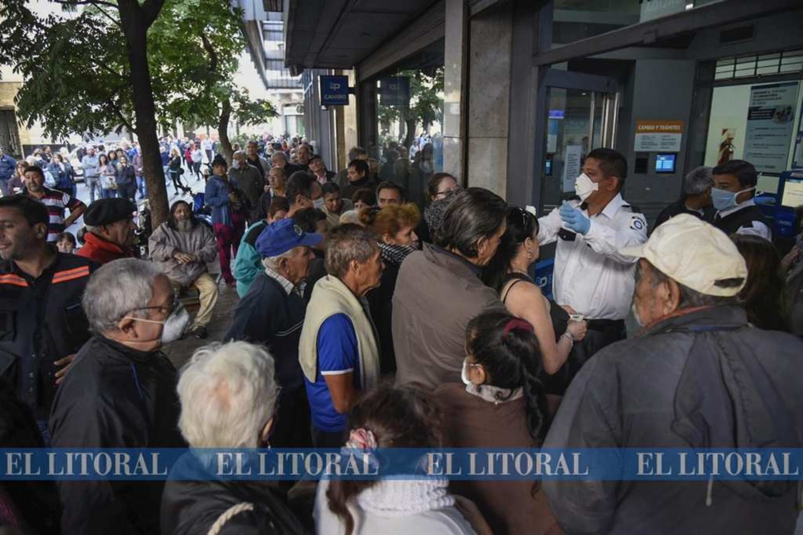 El viernes negro. Los bancos volvieron abrir después de quince días. Nadie podía entender la situación. Las entidades bancarias terminaron abriendo sábado y domingo de ese fin de semana.
