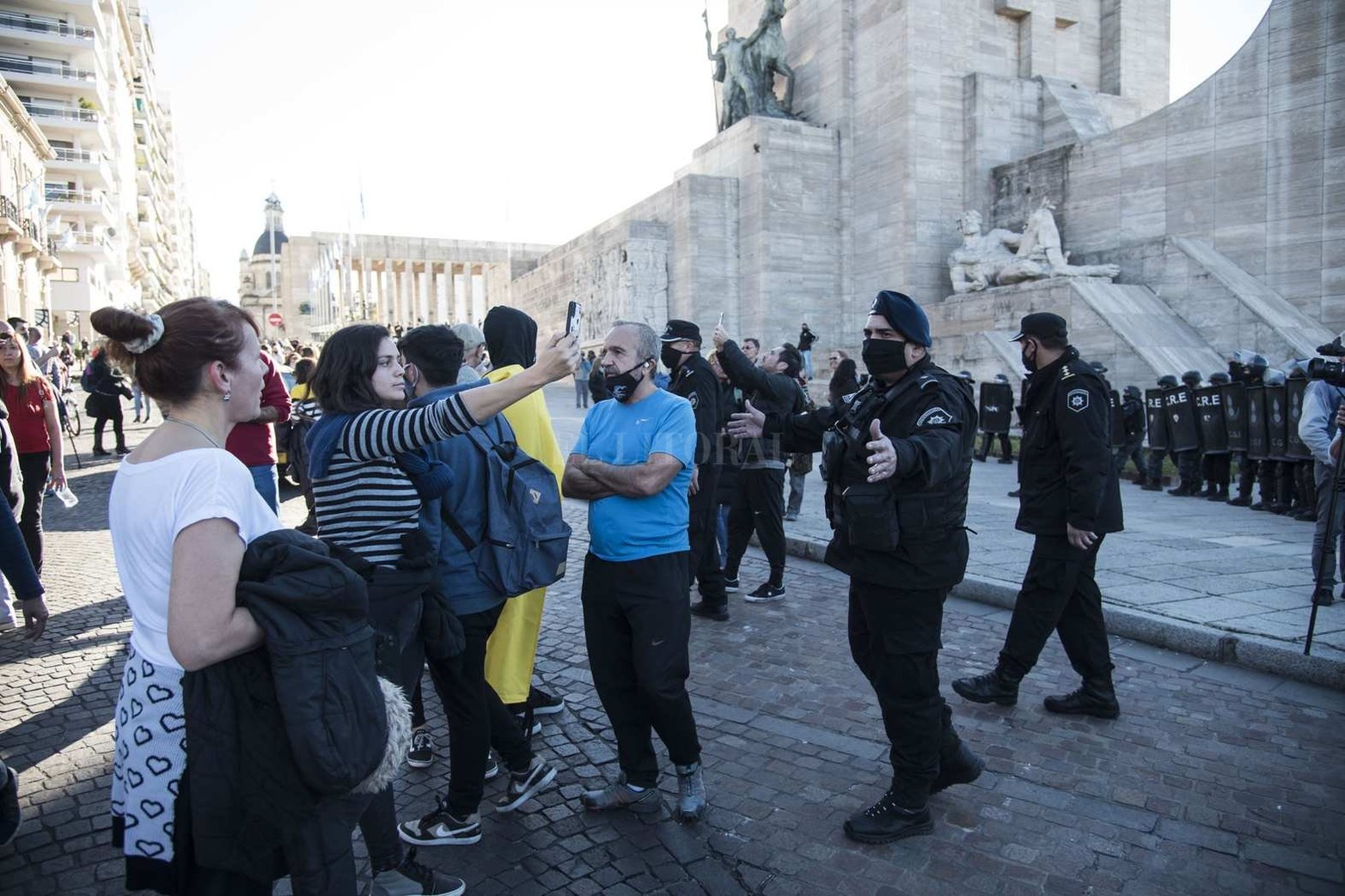 Un grupo numeroso de personas se manifestó en la zona del Monumento en contra de las medidas de aislamiento social que rigen hasta el 30 de junio. La Policía de la Provincia logró despejar la zona y se llevó detenidas a una veintena de personas.