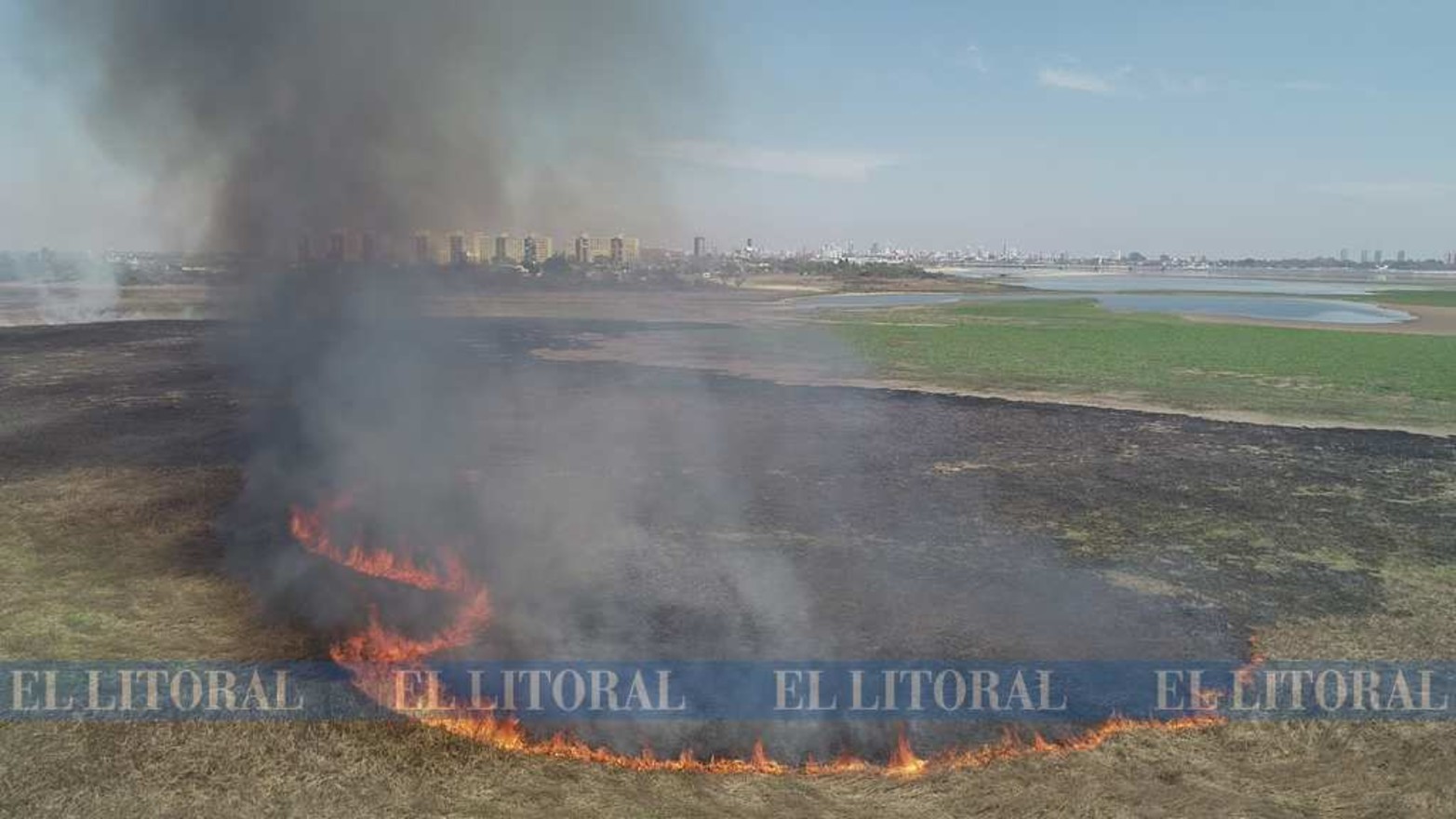 Desde el aire. El drone de El Litoral logró esta imagen con barrio El Pozo detrás.