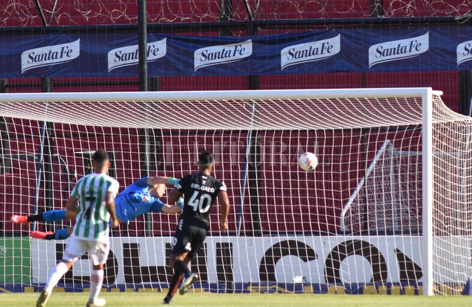 Colón empató 0 a 0 con Argentino y sigue invicto y puntero en el torneo de la liga profesional de fútbol.