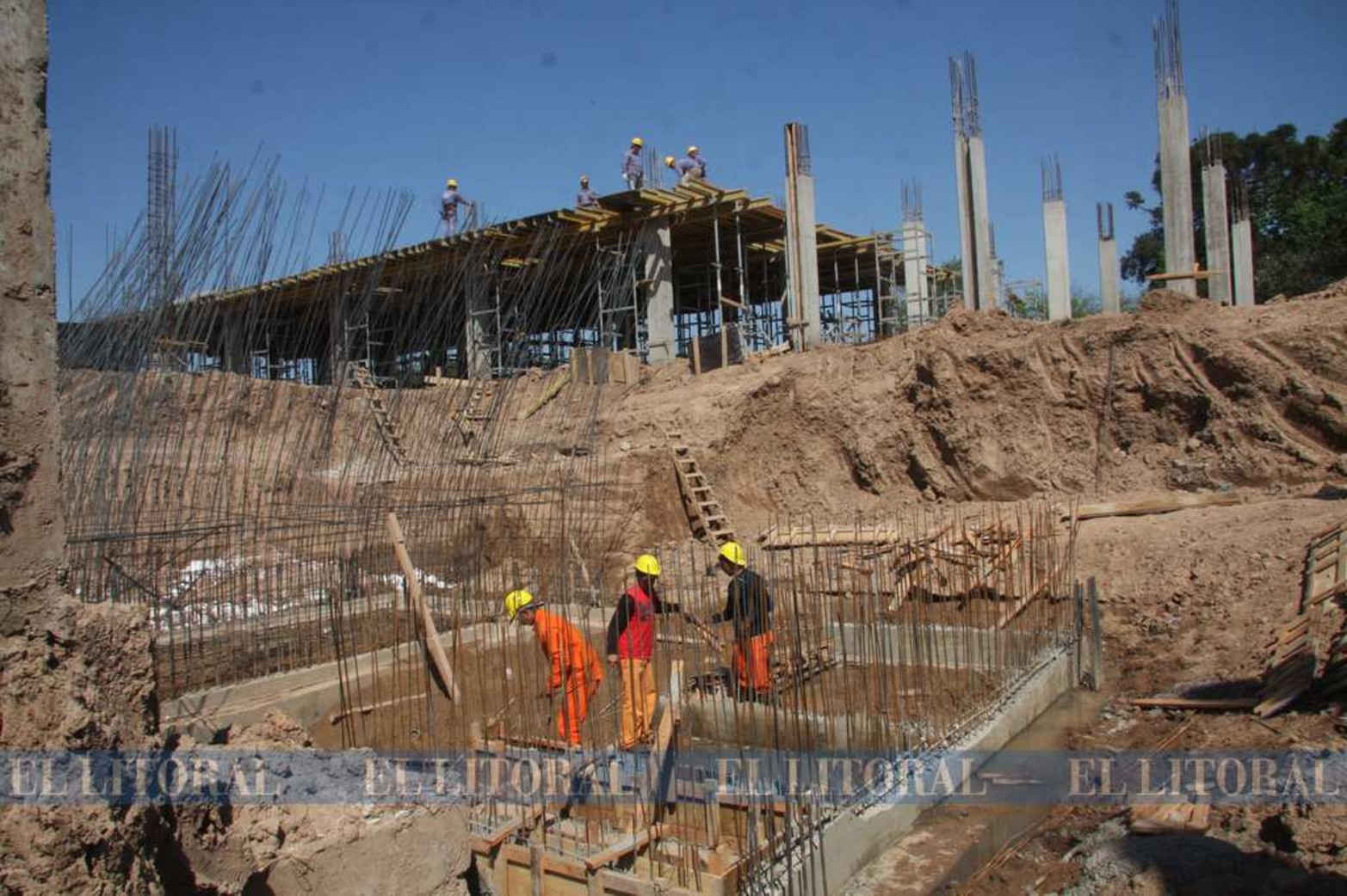 Martes 12 de octubre de 2010. Una vez que estuvieron los cimientos la estructura del edificio empieza a aparecer