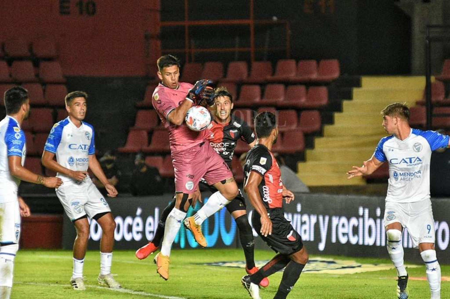Colón y Godoy Cruz jugaron un partidazo y empataron 2 a 2.