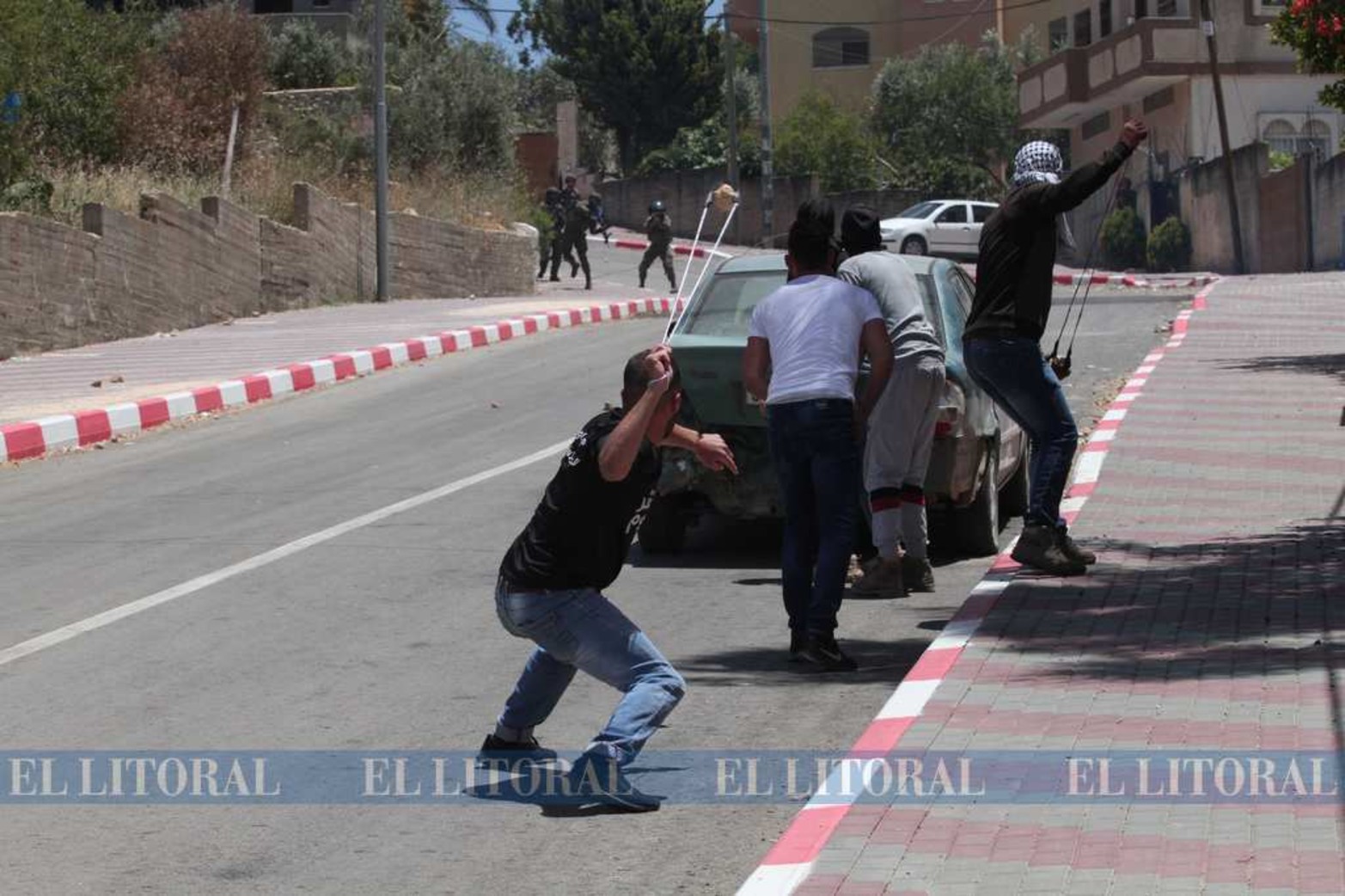 Manifestantes palestinos usan hondas para lanzar piedras a los soldados israelíes durante enfrentamientos, luego de una protesta contra la expansión de los asentamientos judíos en la aldea de Kufr Qadoom, cerca de la ciudad Cisjordana de Naplusa.