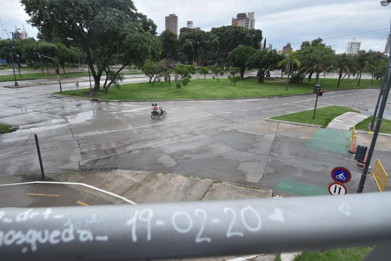 Avenida Alem y Tucumán. Desde el el puente peatonal que atraviesa la avenida.