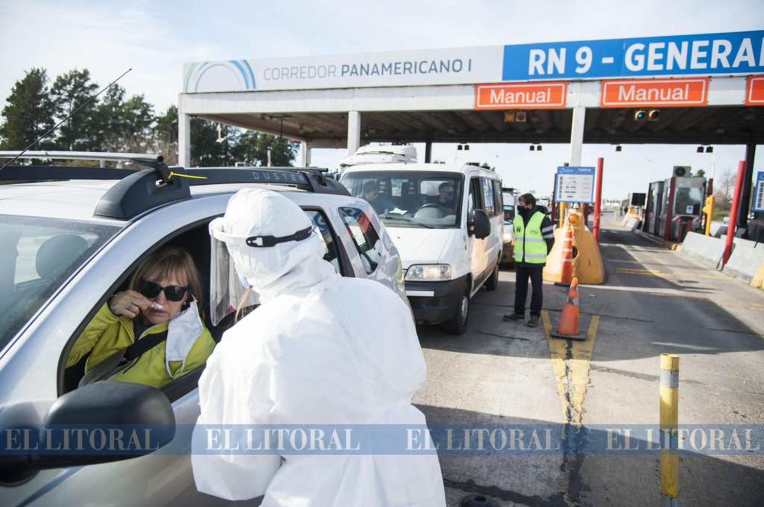 En el peaje de General Lagos, al sur de Rosario, a los controles que ya había se le sumó presentar el análisis negativo de coronavirus para quienes ingresan a Rosario.