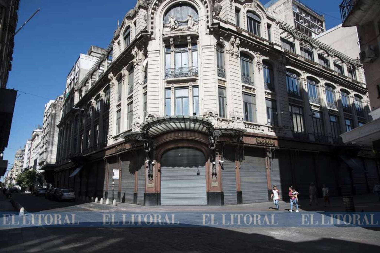 Córdoba y Sarmiento. La famosa esquina del microcentro rosarino luce como nunca en su historia.