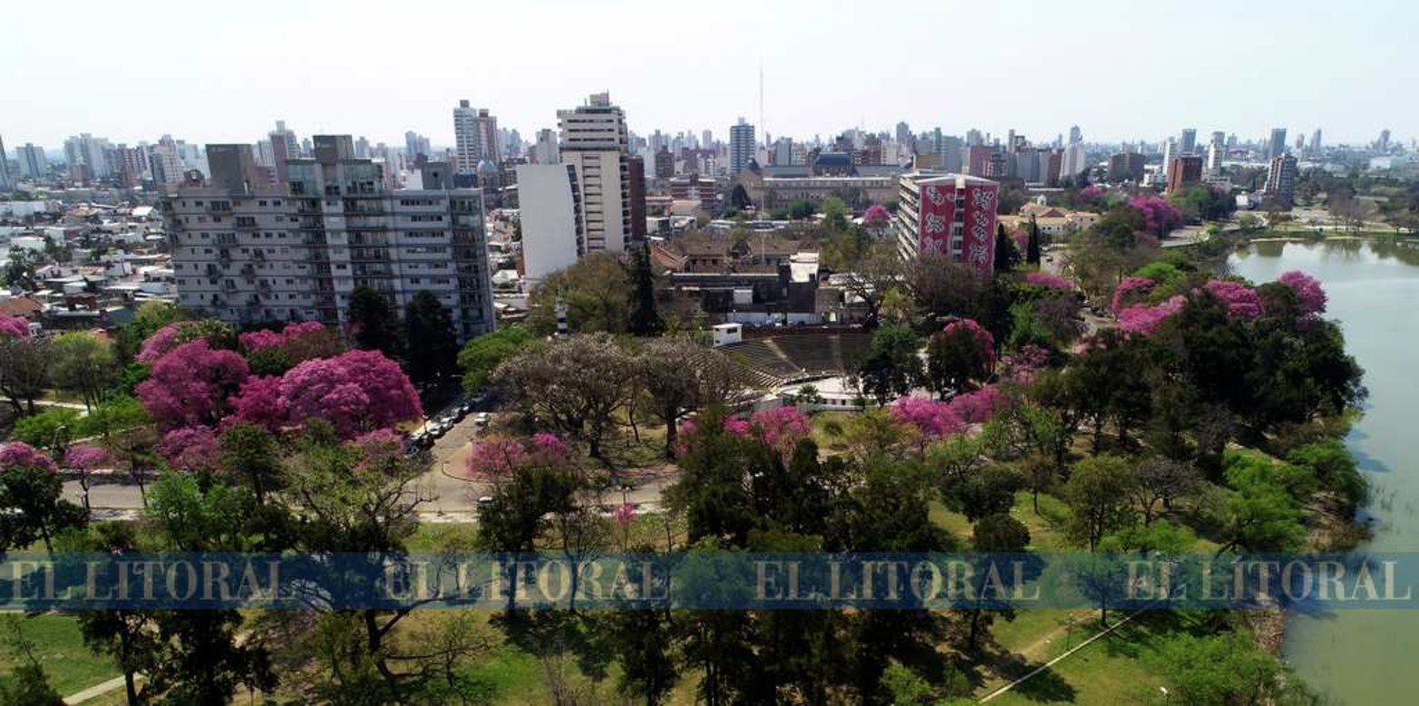 Desde el aire, la zona del parque del Lago del Sur, lucen los lapachos rosados y los tonos verdes.