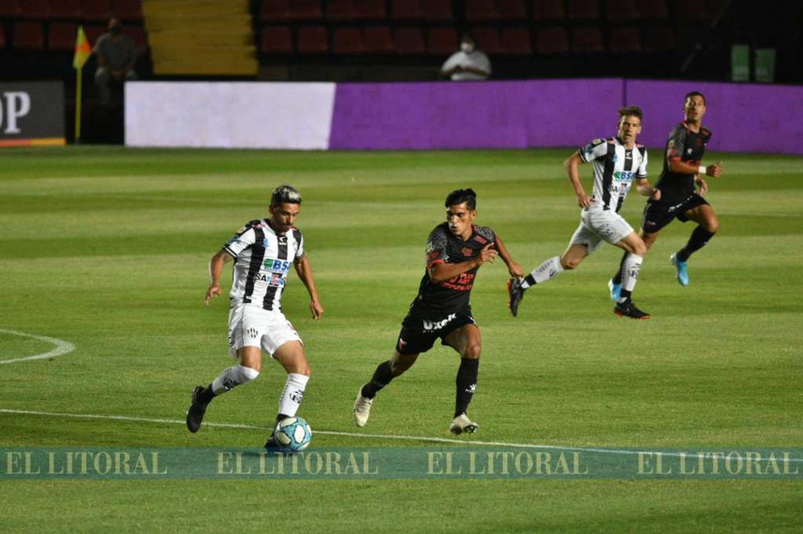 Escenas del encuentro entre Colón y Central Córdoba de Santiago del Estero.