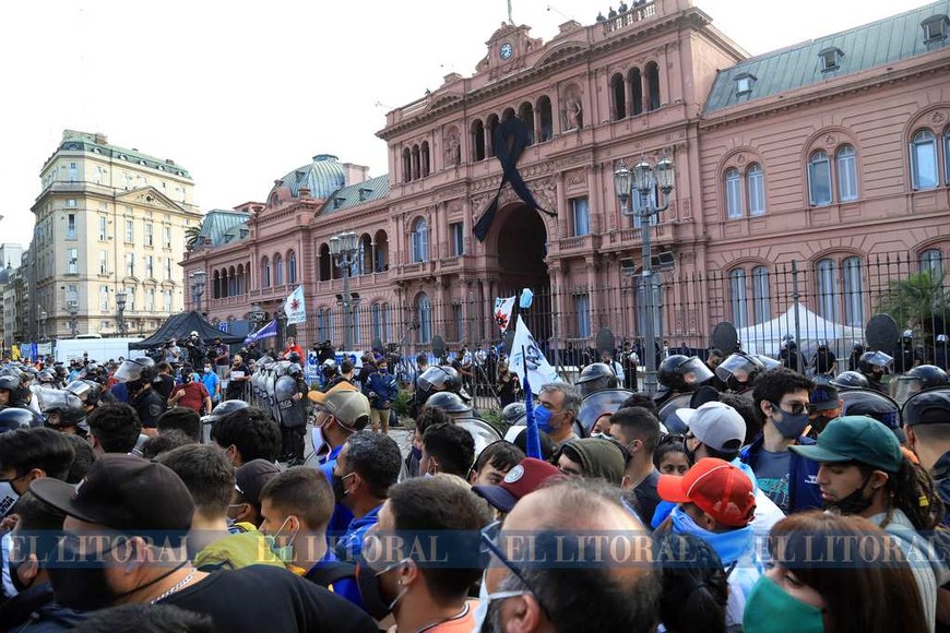 Las fotos del velorio mas grande del mundo en pandemia