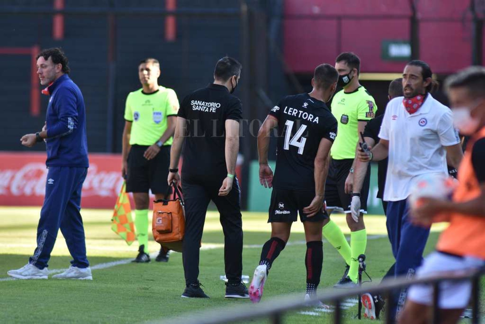Colón empató 0 a 0 con Argentino y sigue invicto y puntero en el torneo de la liga profesional de fútbol.