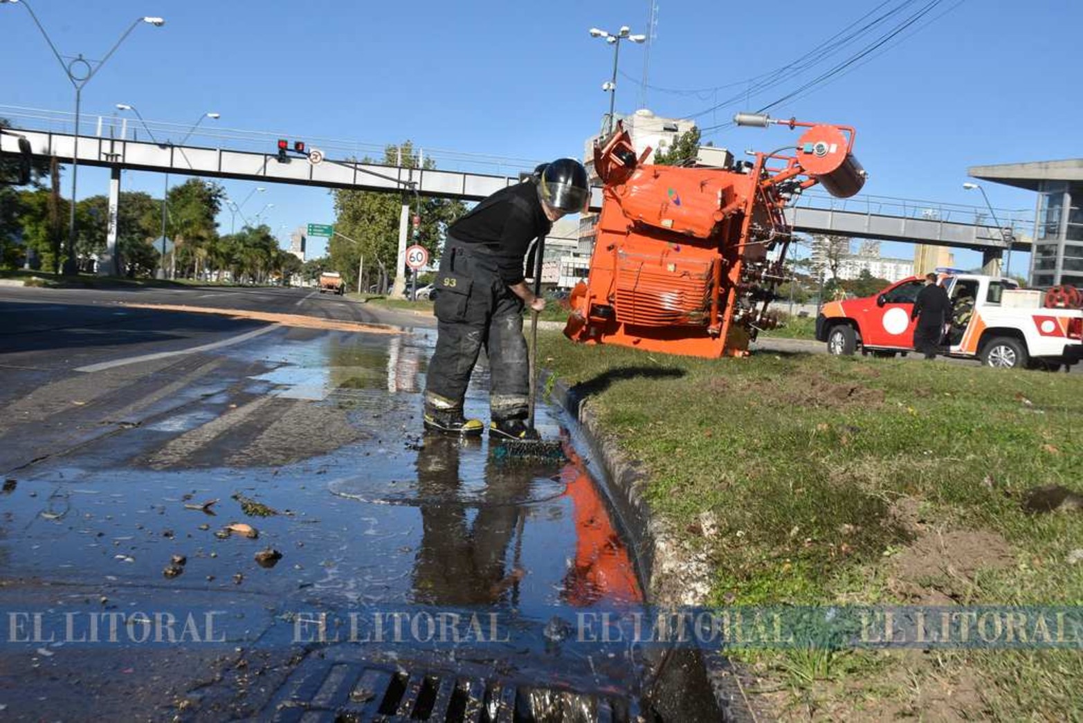 Un transformador salió "volando"...Ocurrió el pasado 7 de mayo de este año. Los camiones de carga sufren la poca señalización advirtiendo la pronunciado curva. Tampoco está peraltada la carpeta de rodamiento.