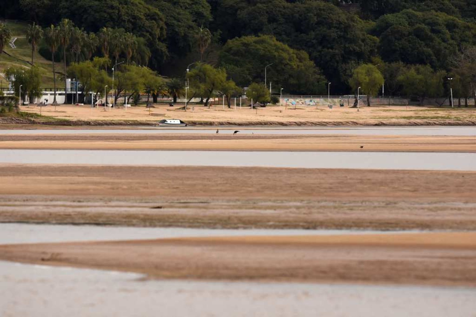 Balneario Municipal de fondo. Y el banco de arena de la isla Puente.