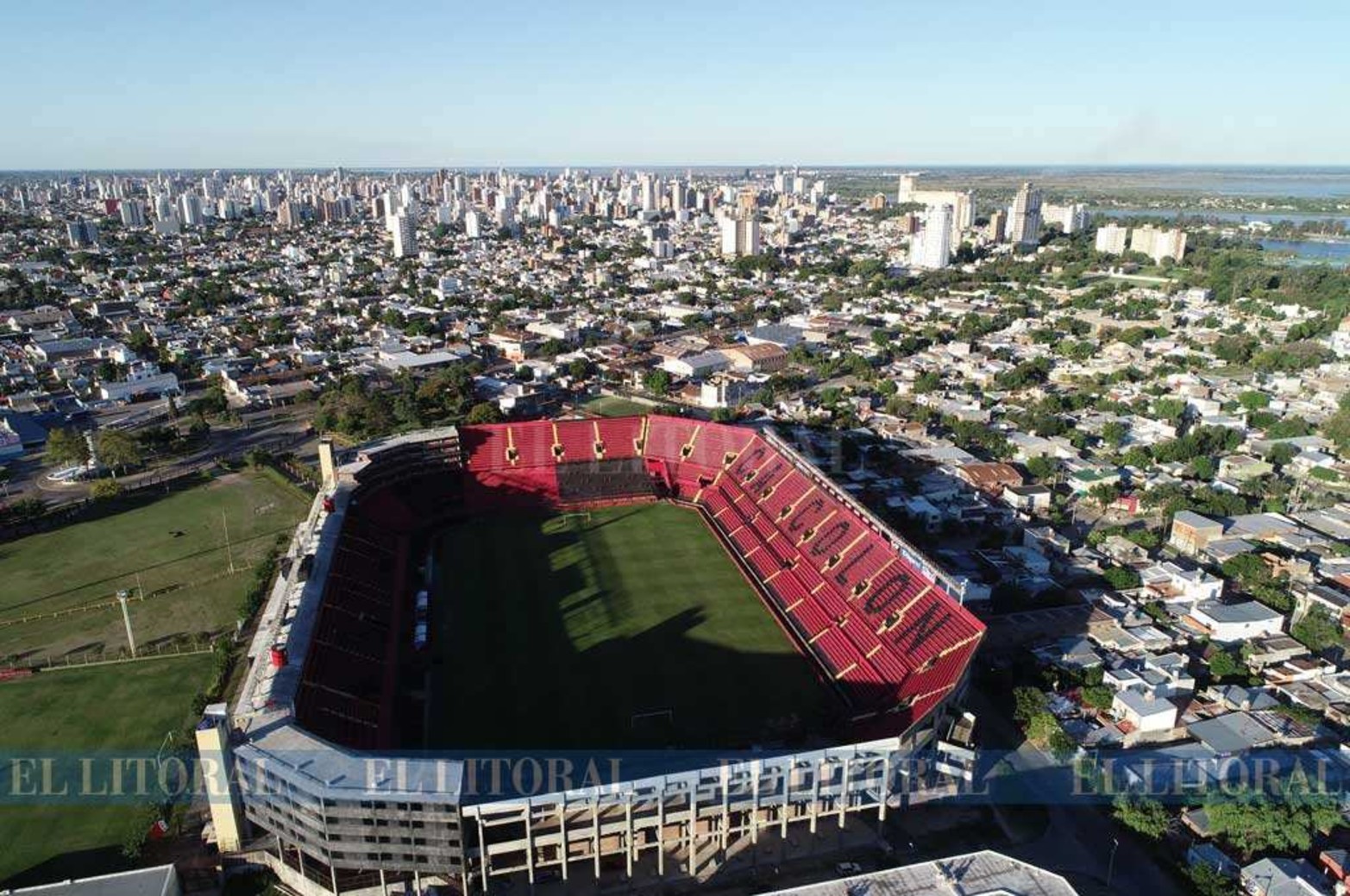 Así luce la cancha en la actualidad. Con la segunda bandeja en la tribuna Sur. Foto: Fernando Nicola (Drone)
