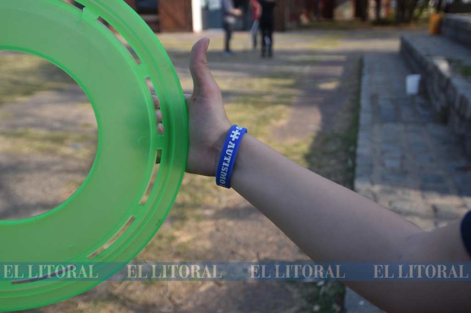 Pulseras azules. La idea surgió de María José Robles, mamá de Máximo, a quien a los 2 años y medio (hoy tiene 8) le diagnosticaron la condición. La repercusión fue tal que el producto fue pedido desde España, Chile, Paraguay, Uruguay y Bolivia.