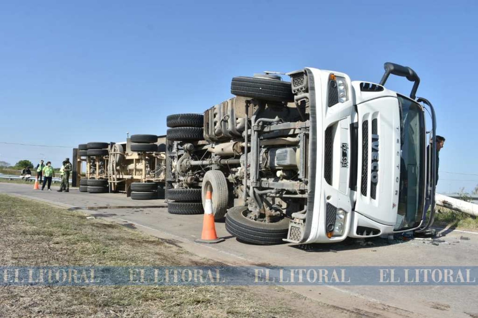 El chofer salió ileso. El camión y acoplado que se utiliza para transportar alimentos balanceados para la avicultura, volcó en uno de los rulos que une la circunvalación Oeste y la ruta 70.