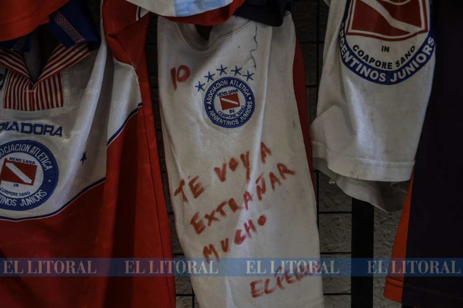 El santuario de Diego Maradona en Buenos Aires, en el barrio de La Paternal, se transforma en un punto de encuentro para calmar el dolor y donde día a día la gente deja su tributo al ídolo.