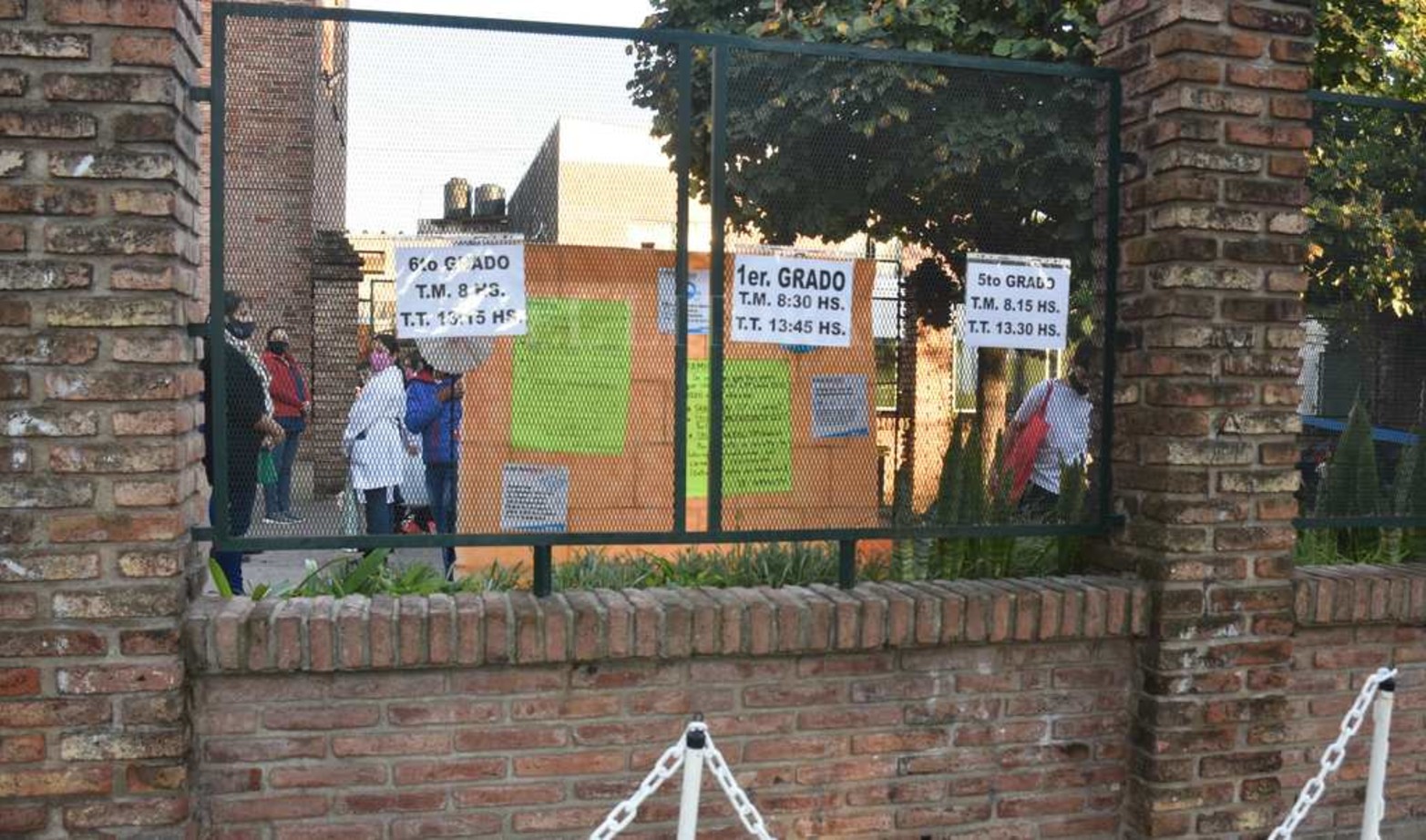 Protocolo y burbuja; burbuja y protocolo, son los conceptos que atraviesan la actividad educativa en este primer tramo de 2021 y su cumplimiento permite sostener las aulas abiertas. Como el barbijo que se incorporó a la indumentaria escolar y se usa en todo momento.