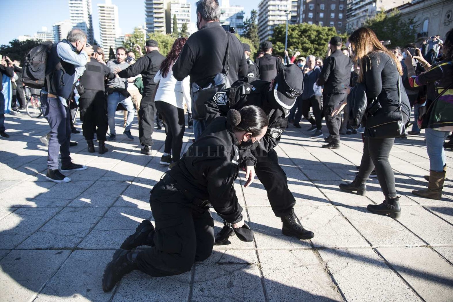 Un grupo numeroso de personas se manifestó en la zona del Monumento en contra de las medidas de aislamiento social que rigen hasta el 30 de junio. La Policía de la Provincia logró despejar la zona y se llevó detenidas a una veintena de personas.