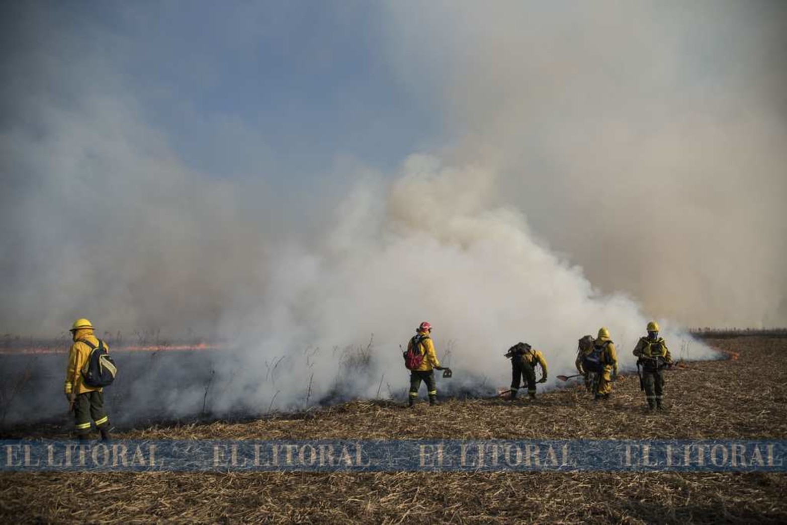 Las cuadrillas combaten los frentes de incendio. LLegan hasta el lugar en helicópteros.