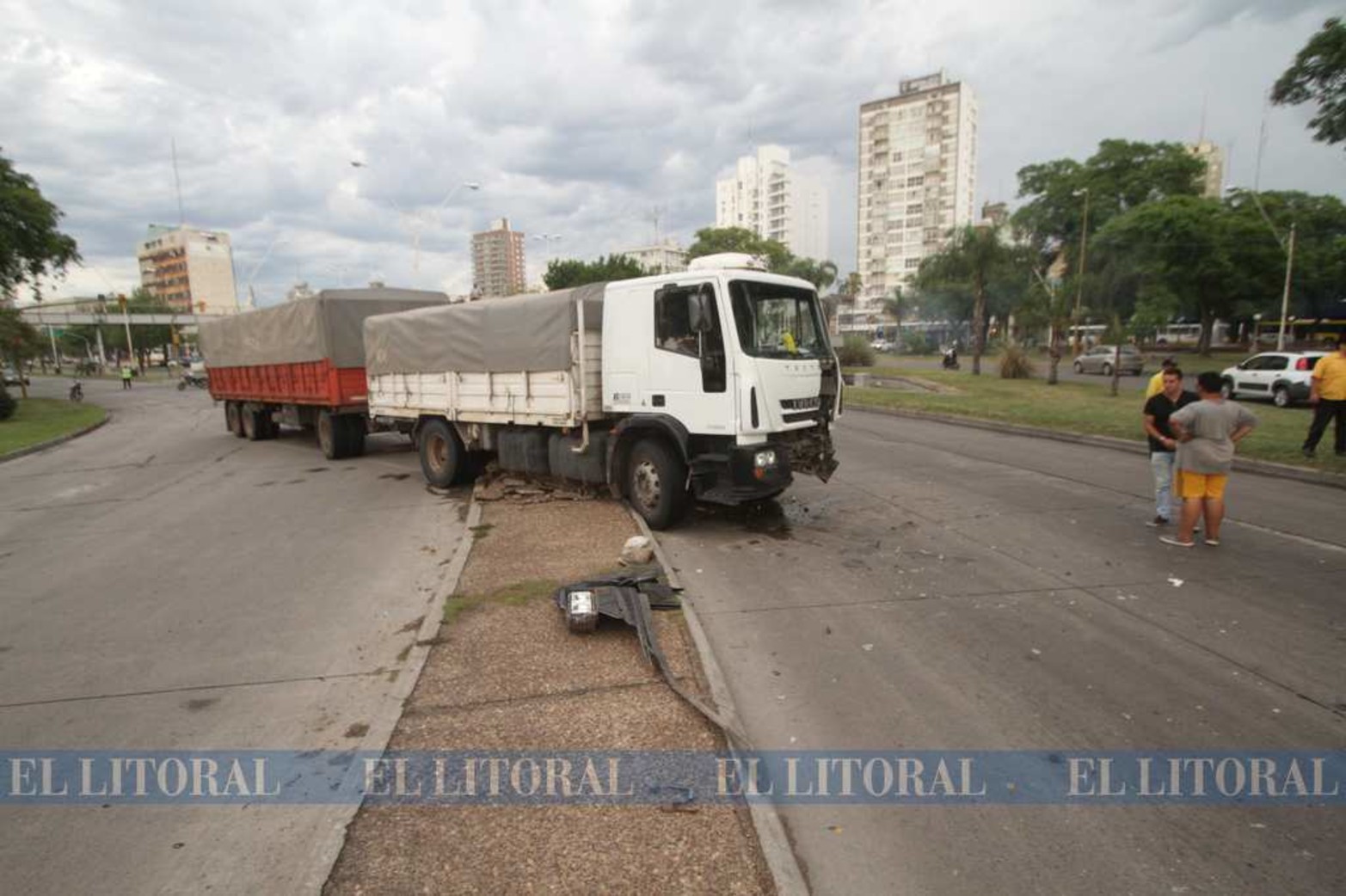 23 de enero de 2018. Un camionero logró frenar y casi pasó a la otra mano de la avenida. Solo daños materiales.