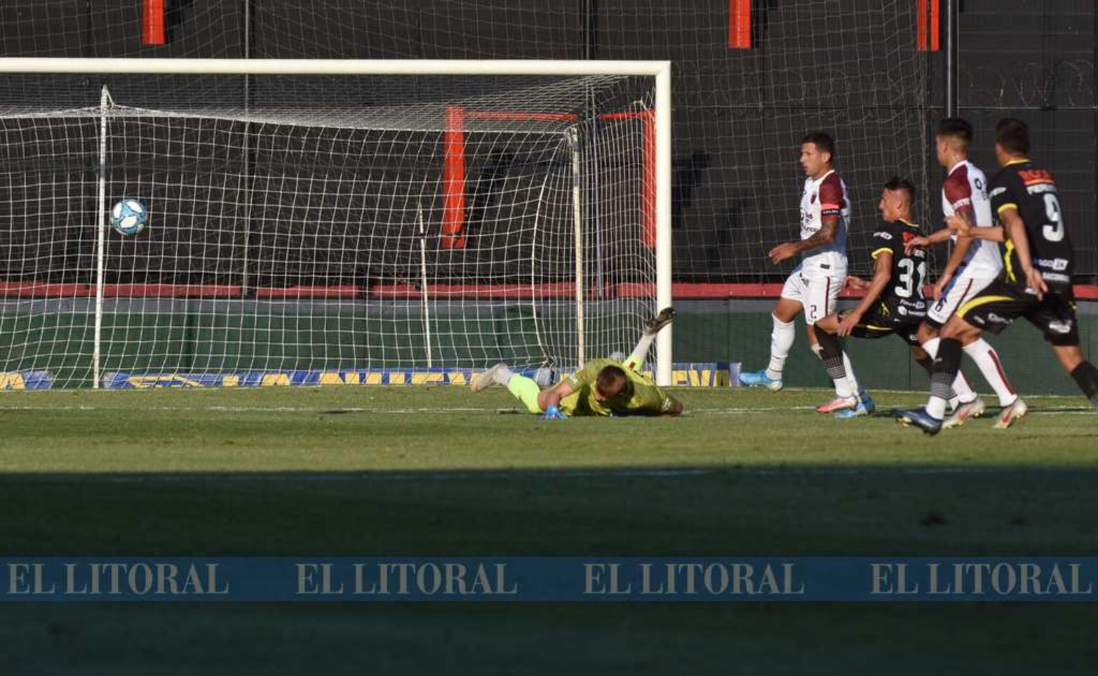 La pasaba mal Colón. Y para colmo el arquero Burian protagonizó un accidentada salida: se cayó solo.