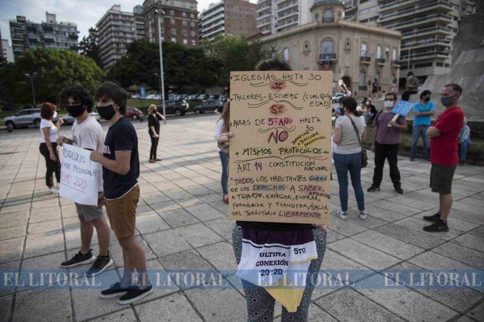 La protesta en Rosario. El pedido es que los grados que finalizan puedan ir las últimas semanas.