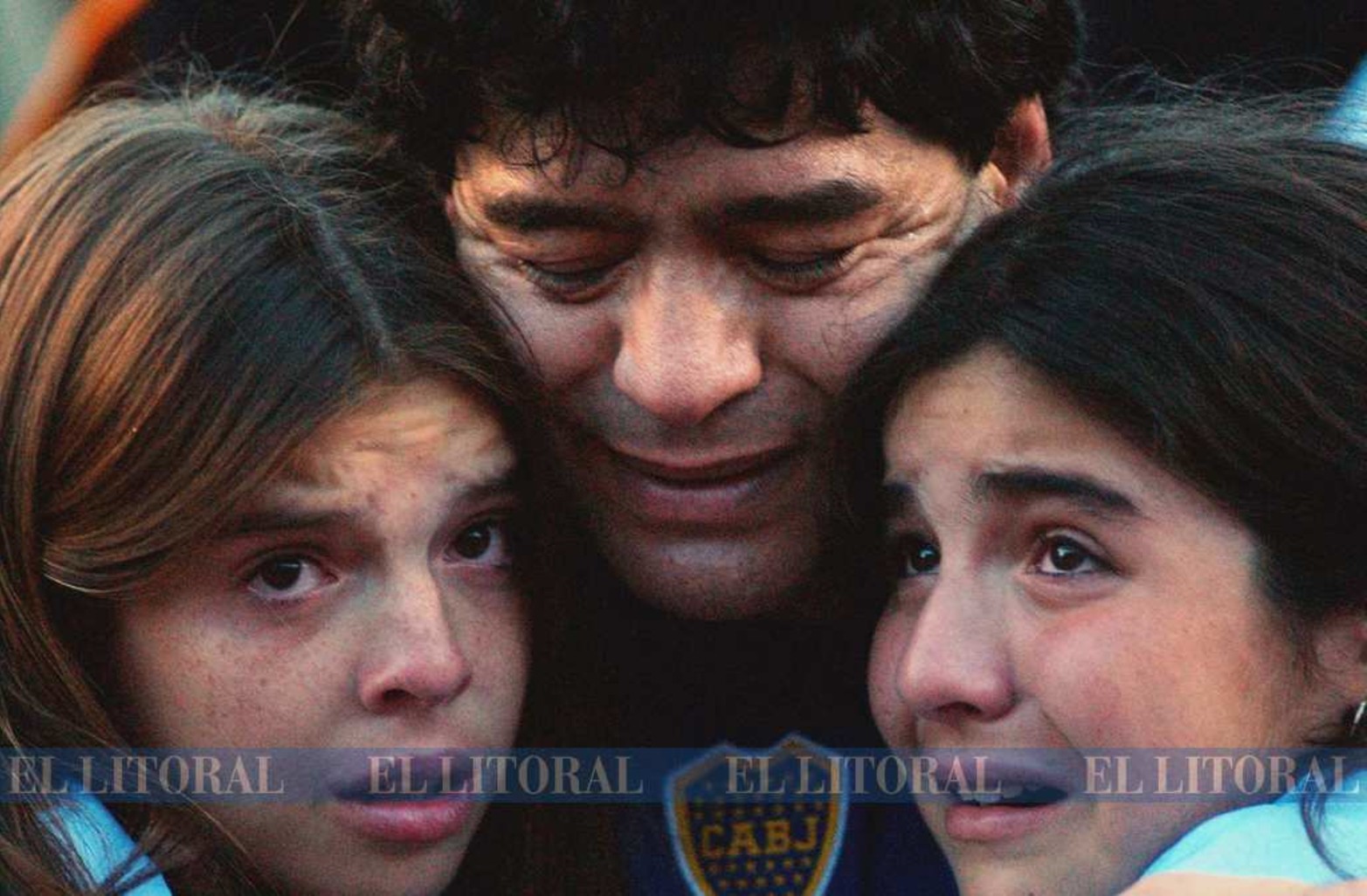 Con sus hijas Dalma y Yanina en su regreso a Boca.